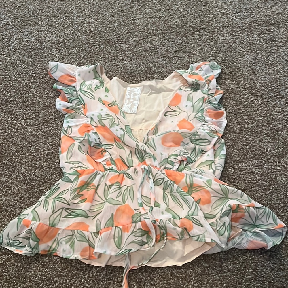 Super cute Women’s size S lemon top